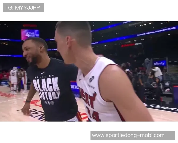 鲍威尔与希罗携手共进共同探讨默契配合之道